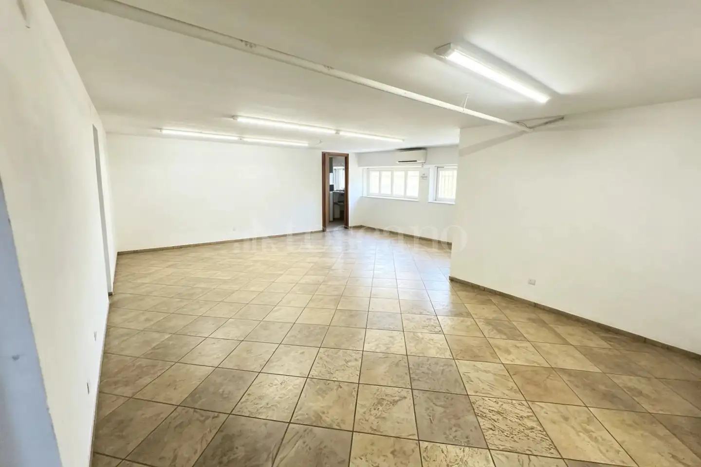 Negozio in vendita di 68 mq a €73.000 (rif. 42/2026)