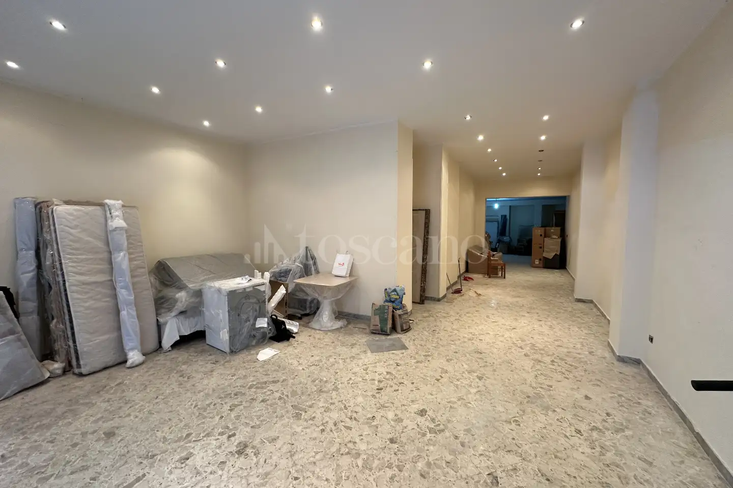 Negozio in vendita di 304 mq a €250.000 (rif. 13/2026)