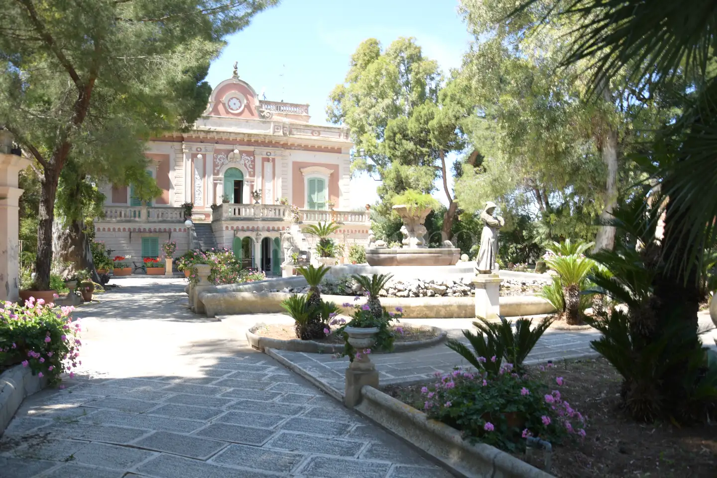 Villa in vendita di 603 mq trattativa riservata (rif. 21/2023)