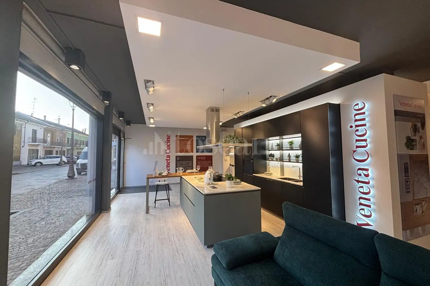 Negozio in vendita di 2.050 mq a €1.050.000 (rif. 11/2026)