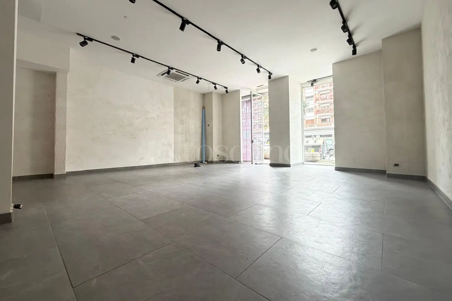 Negozio in affitto di 86 mq a €4.600 (rif. 10/2026)