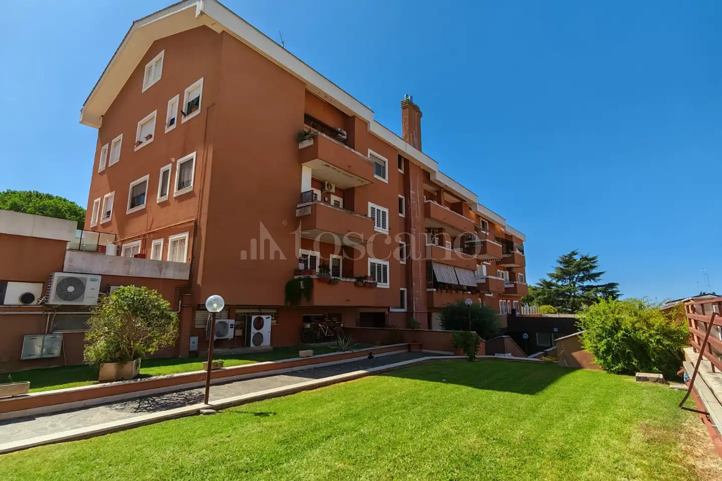 appartamento in vendita a Roma in zona Axa