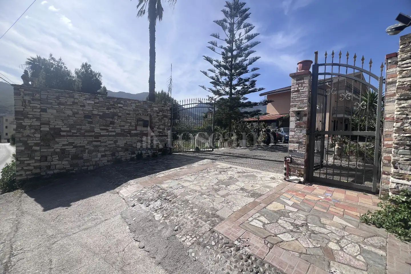 Villa Plurifamiliare in vendita di 250 mq a €890.000 (rif. 16/2024)