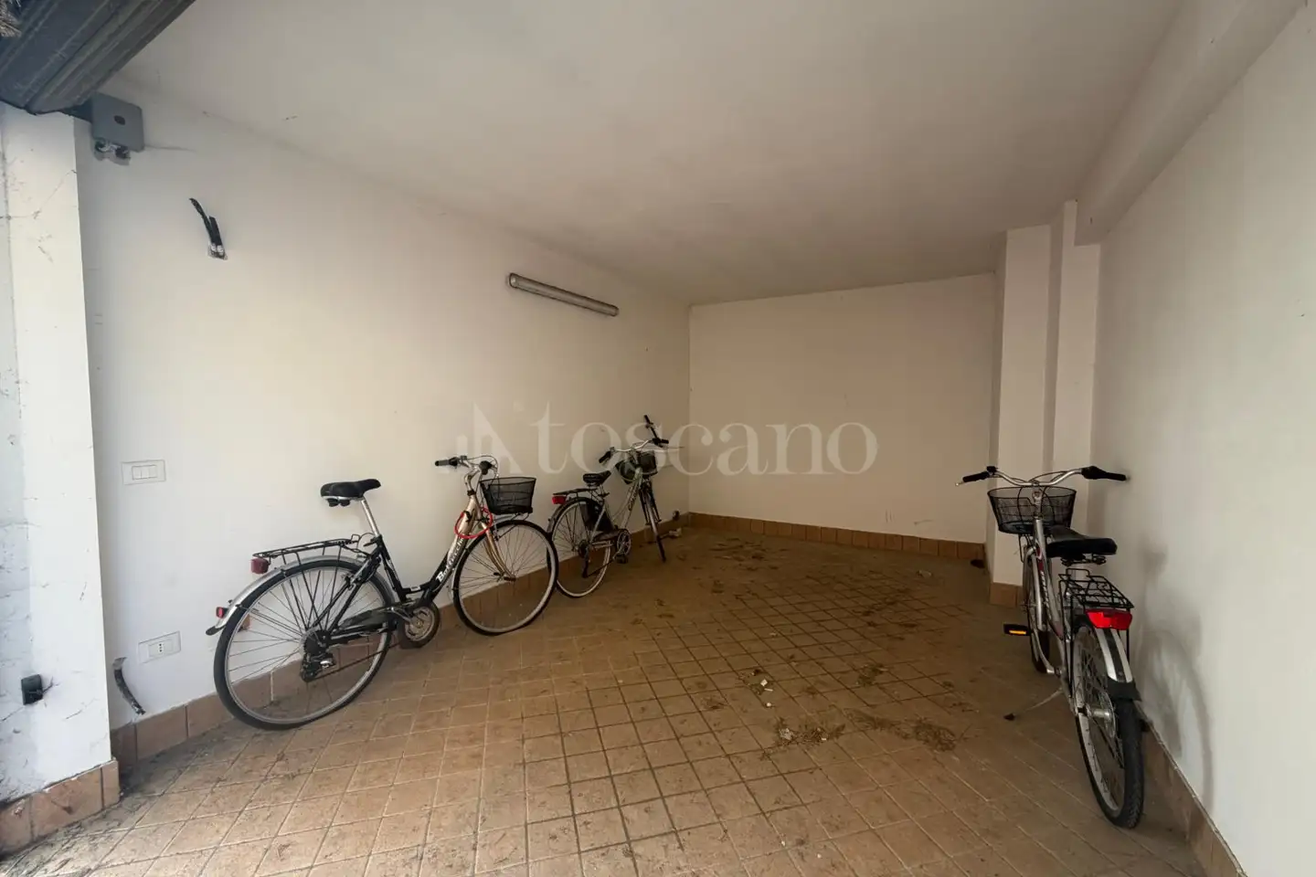 Box in vendita di 17 mq a €39.000 (rif. 31/2026)