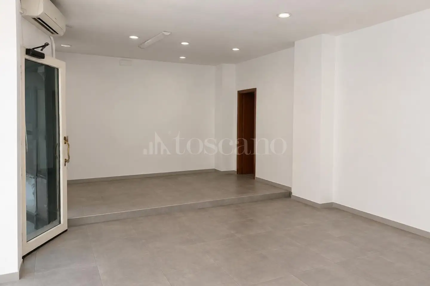 Negozio in vendita di 38 mq a €54.000 (rif. 72/2026)