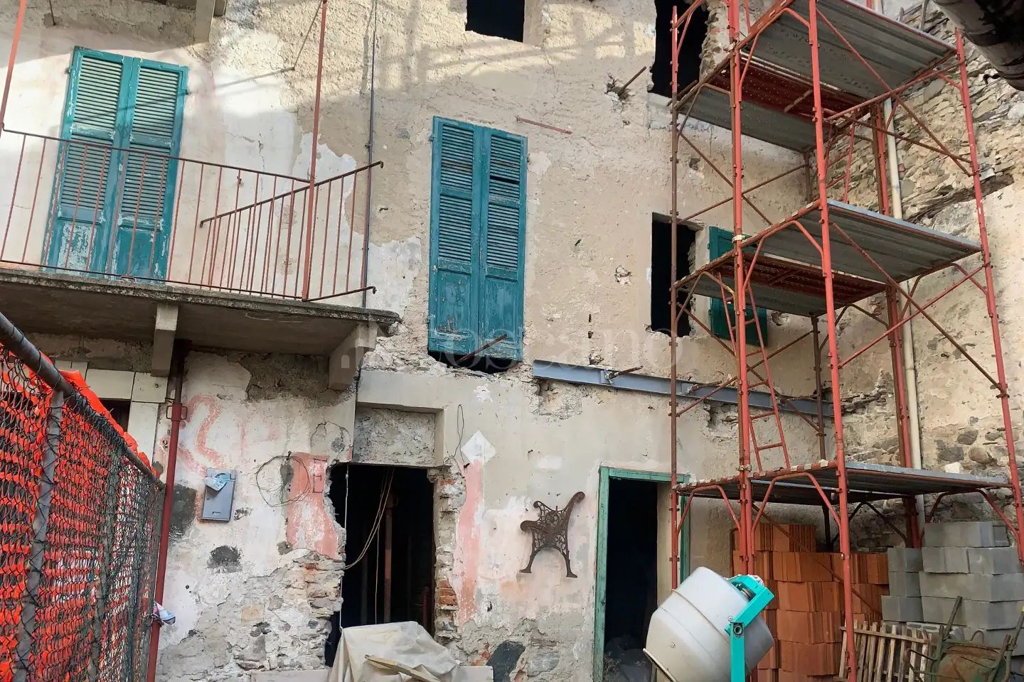 Casa Indipendente in vendita di 245 mq a €90.000 (rif. 4/2026)
