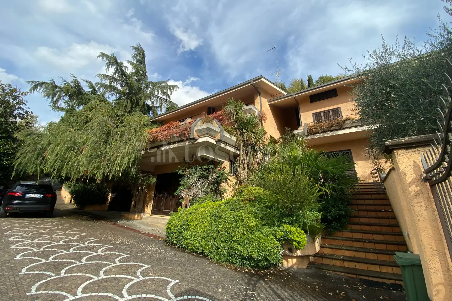 Villa Plurifamiliare in vendita di 850 mq a €899.000 (rif. 5/2026)