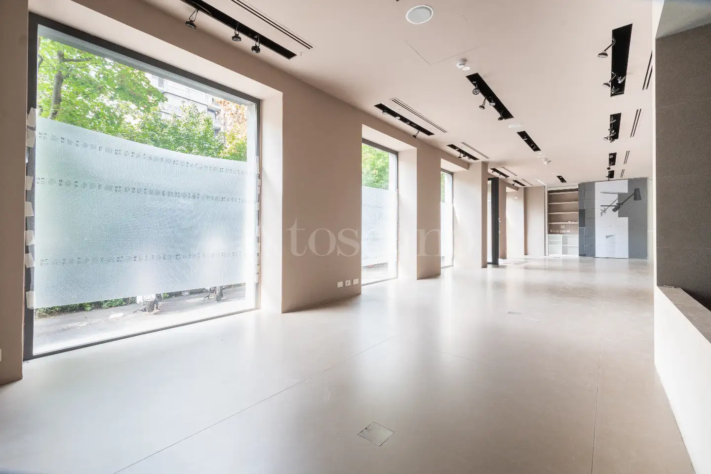 Negozio in affitto di 170 mq a €7.000 (rif. 14/2026)