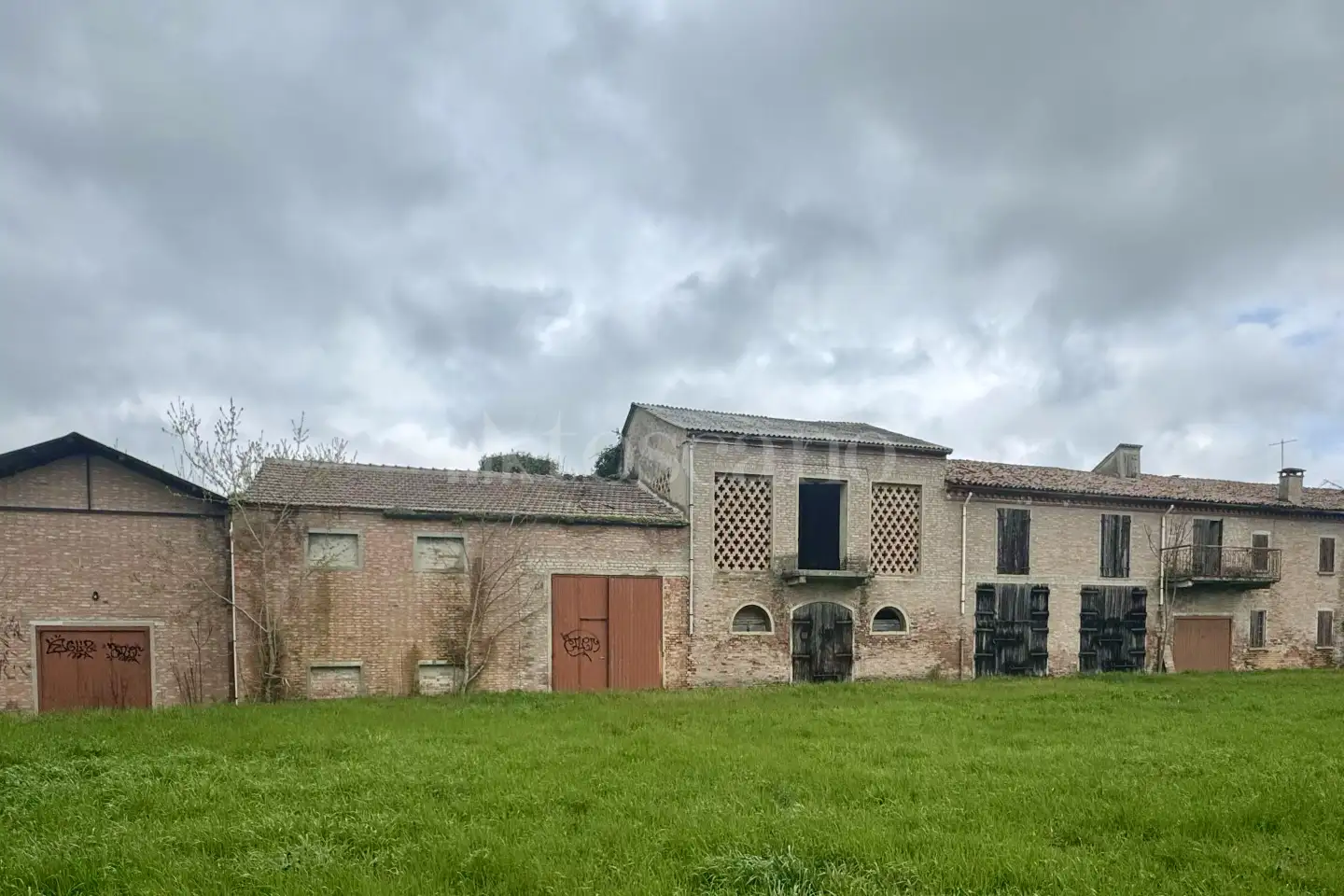 Villa Plurifamiliare in vendita di 655 mq a €190.000 (rif. 16/2024)