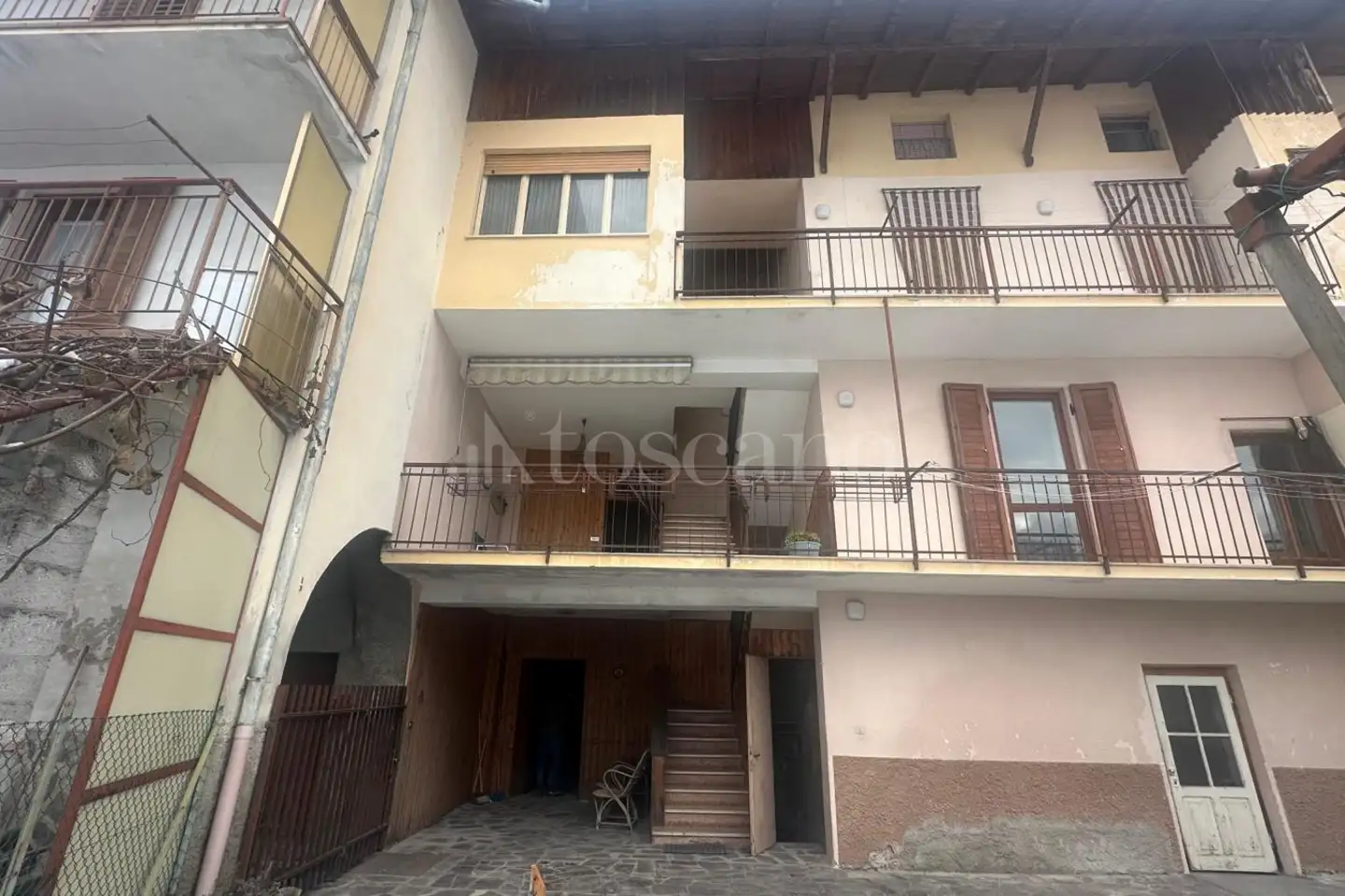Palazzo in vendita di 330 mq a €300.000 (rif. 3/2026)