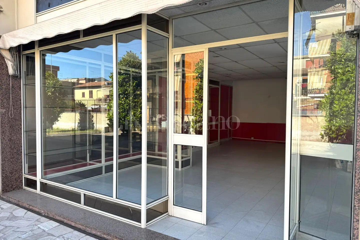 Negozio in affitto di 90 mq a €1.250 (rif. 10/2026)