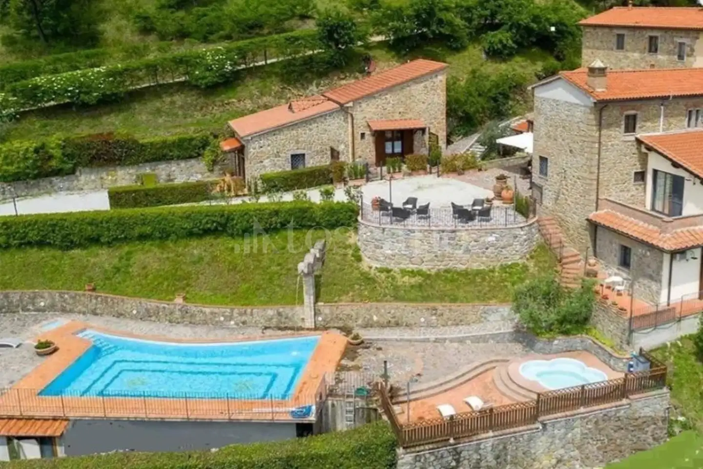Villa Plurifamiliare in vendita di 880 mq a €1.100.000 (rif. 22/2025)
