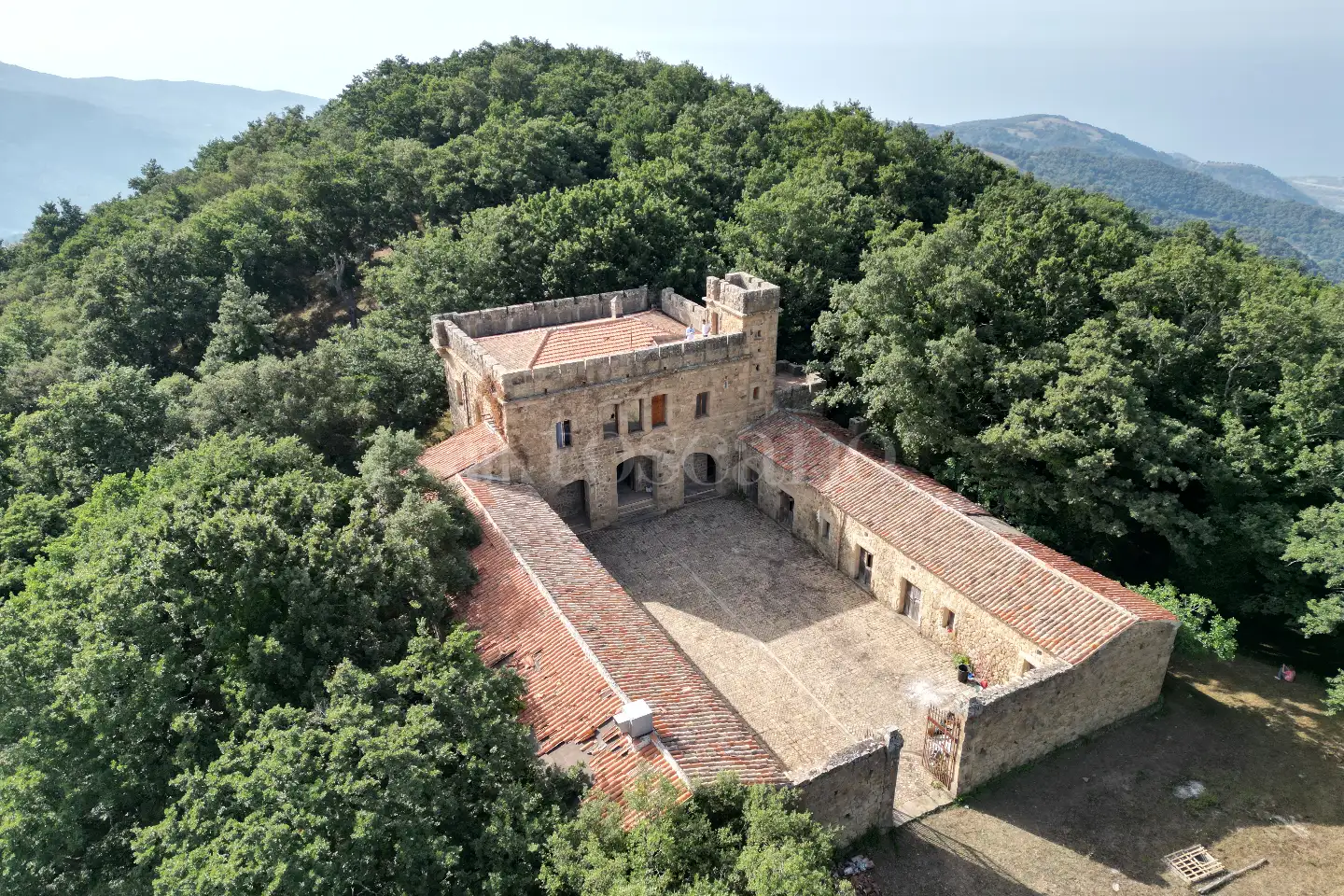 Casale in vendita di 860 mq trattativa riservata (rif. 54/2025)