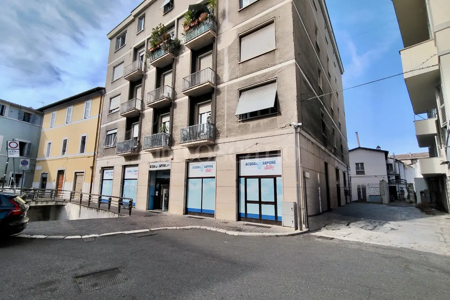 Negozio in affitto di 300 mq a €2.400 (rif. 41/2026)