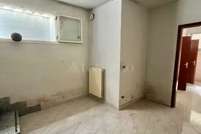 Negozio in affitto, Via Re Manfredi, Atripalda