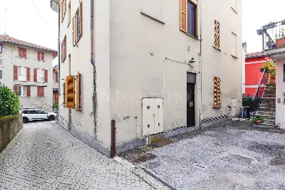 Negozio in vendita, Via Montello, Cantù