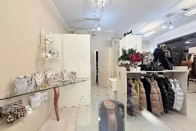 Negozio in vendita, Via Fratelli Fraschini n. 2, Milano