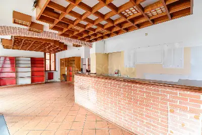 Negozio in vendita, Via Montello, Cantù