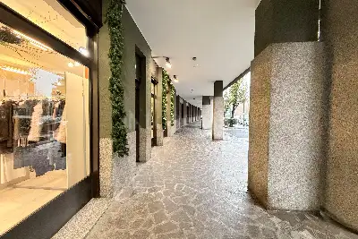Negozio in vendita, Via Fratelli Fraschini n. 2, Milano