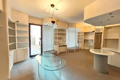 Negozio in vendita, Via Alberto da Giussano, Cantù