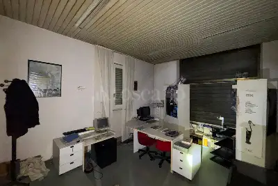Negozio in vendita, Via Leopardi, Erba