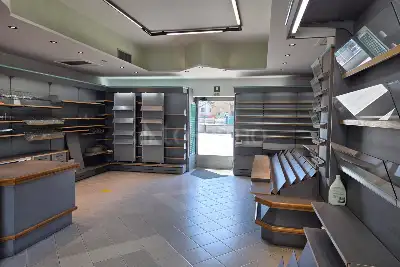 Negozio in vendita, Via Turati, Erba