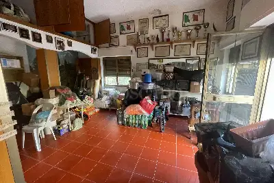 Negozio in vendita, Via Pier Crescenzi , Pomezia