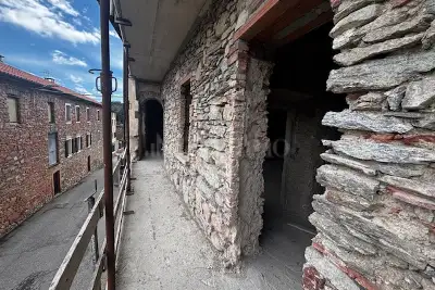 Casa Indipendente in vendita, Via Roma, Cuasso al Monte