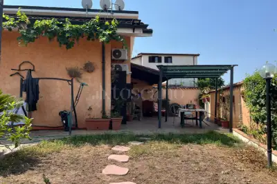 Villino a Schiera in vendita, Via Melito Irpino, Roma
