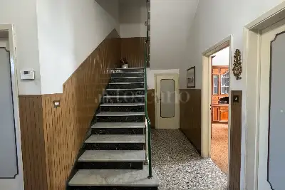 Villino a Schiera in vendita, Via Edmondo de Amicis, Prato