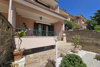 Villino a Schiera in vendita, Via della Stazione, Anzio