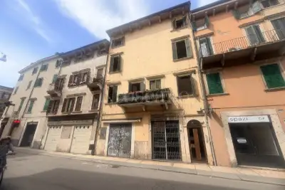 Negozio in affitto, Via Giosuè Carducci, Verona