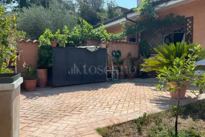 Villino a Schiera in vendita, Via Melito Irpino, Roma