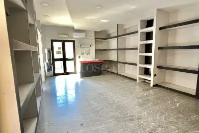 Negozio in affitto, Via Re Manfredi, Atripalda