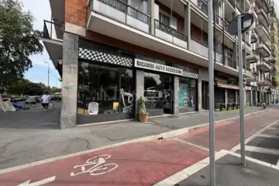 Negozio in vendita, Largo Giambellino, Milano