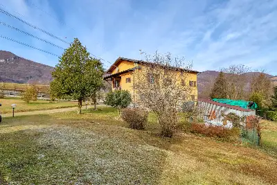 Casa Indipendente in vendita, Via Della Repubblica, Bisuschio