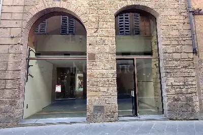 Negozio in affitto, via camollia, Siena