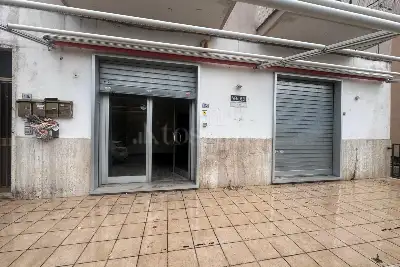 Negozio in vendita, Viale della Stazione, Latina