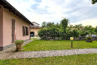 Villa in vendita, Via Ferruccio Pellini, Marchirolo
