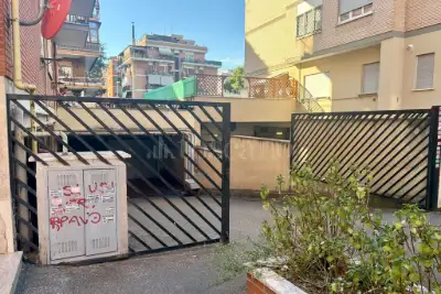 Box in vendita, Viale Spartaco, Roma