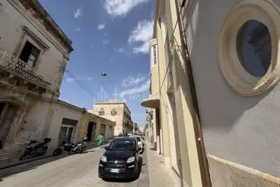 Palazzo in vendita, Via Caltanissetta, Siracusa
