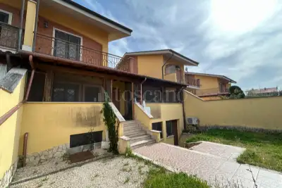 Villino a Schiera in vendita, Via Luserna, Roma