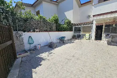 Villino a Schiera in vendita, Via Lago di Como, Pomezia