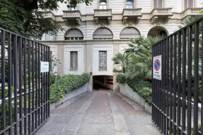 Box in affitto, Viale Luigi Majno 8, Milano