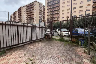 Negozio in vendita, Via Michele Titone, Palermo