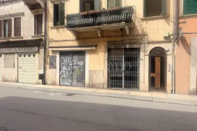 Negozio in affitto, Via Giosuè Carducci, Verona