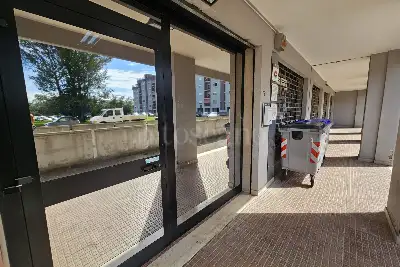 Negozio in vendita, Latina V.le Le Corbusier 175, Latina