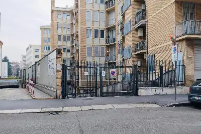 Box in affitto, Via Guglielmo Röntgen, Milano