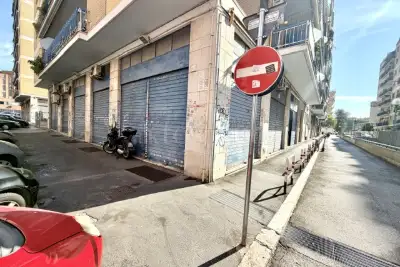 Negozio in vendita, Via Lucio Calpurnio Bibulo, Roma