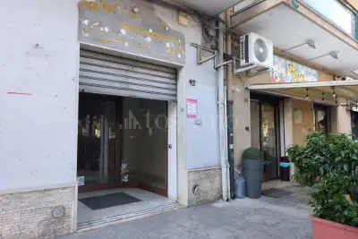 Negozio in affitto, Viale Commenda, Brindisi